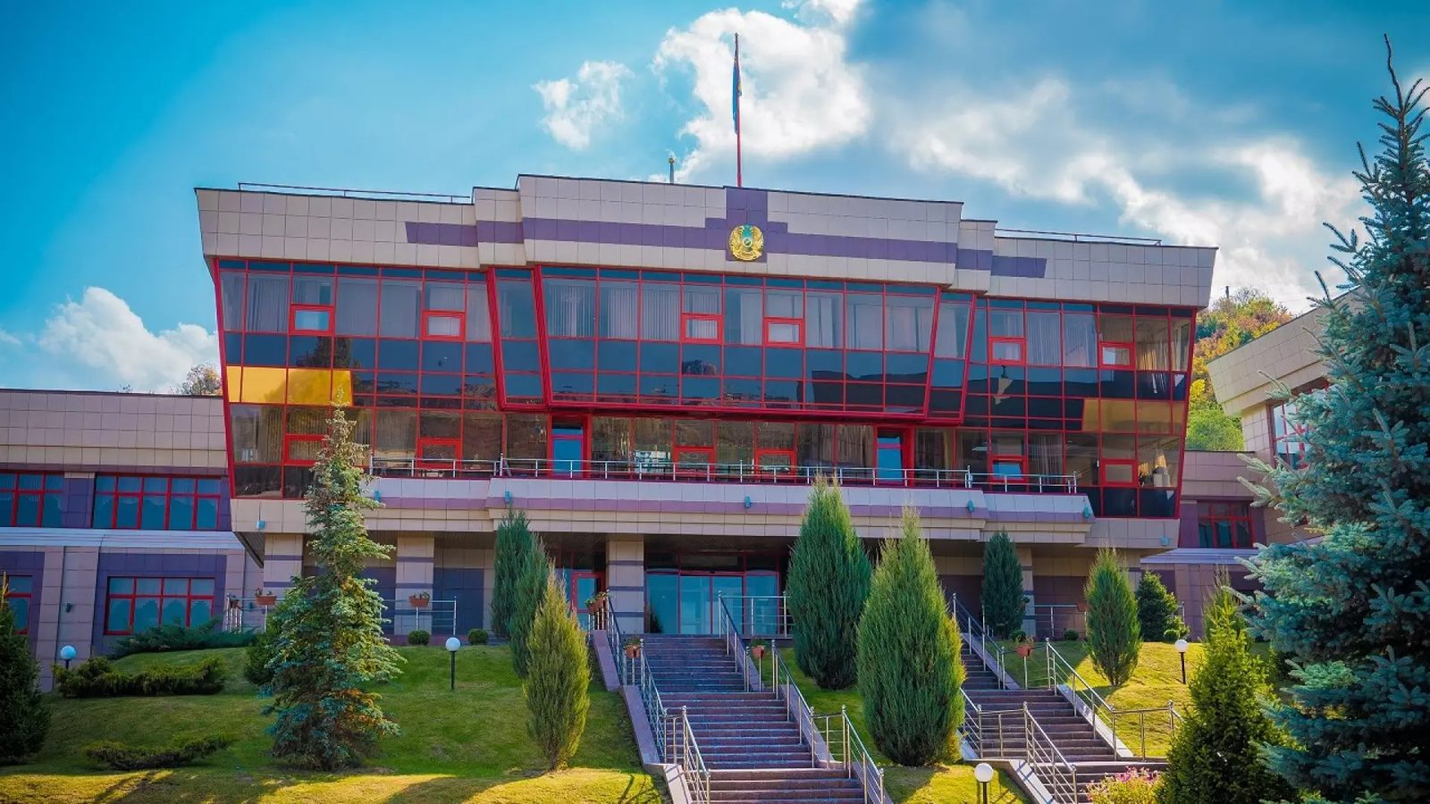 Главный корпус лицея «Арыстан» в селе Бескайнар