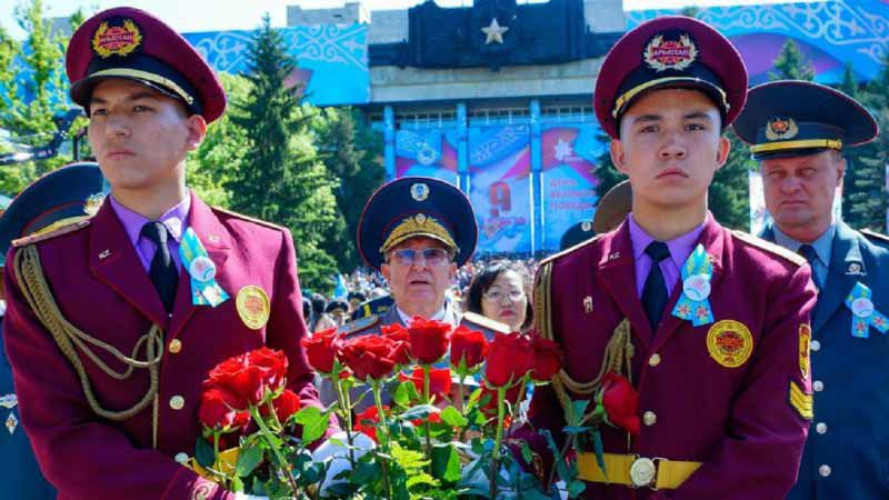 Лицеисты с цветами на церемонии в День Победы