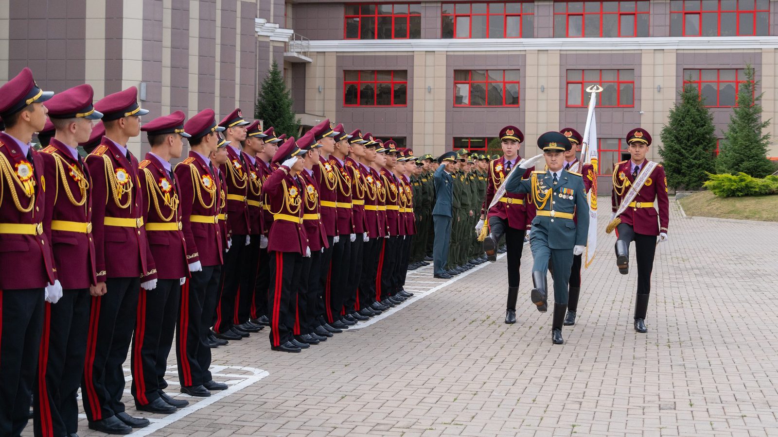 «Арыстан» лицейі алаңындағы лицейшілер сапы